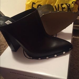 Steve Madden Axis Black Studs