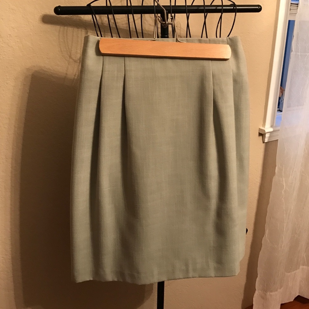 Skirt lined 20 3/4" in length