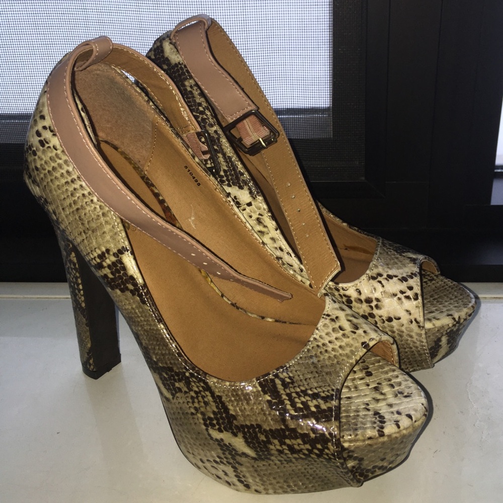 Never before worn ankle strap snakeskin heels💕