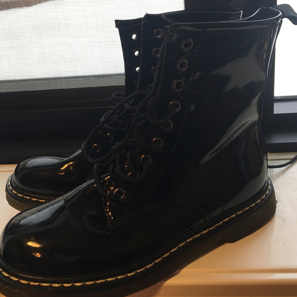 Faux Doc Marten boots!💕