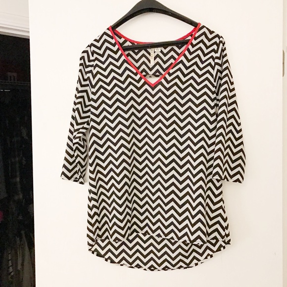 Francesca's Collections Tops - Francesca's Chevron Top size small