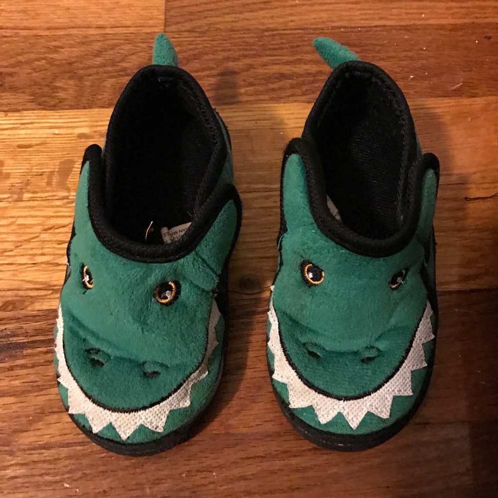 Alligator slipper