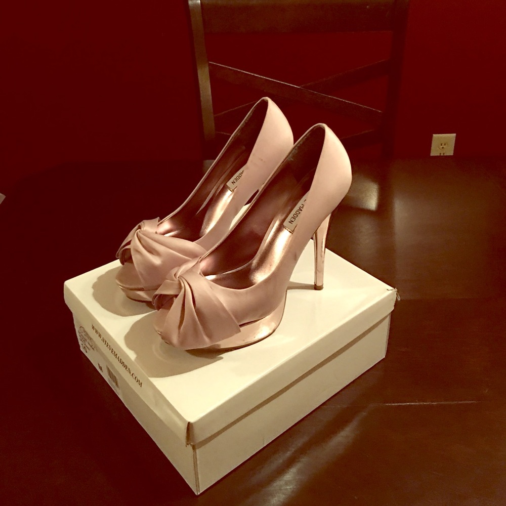 Classic peep toe heels!!!