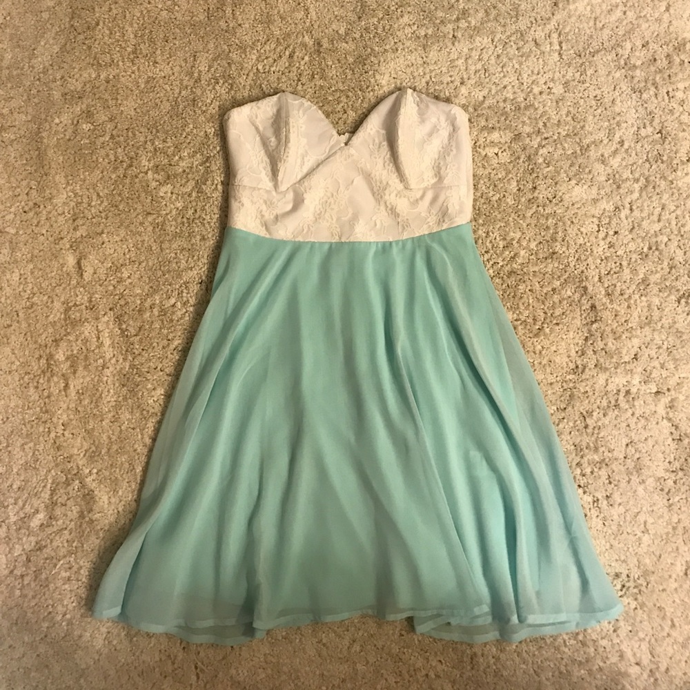 NWOT Size M Tobi strapless dress. Teal & white