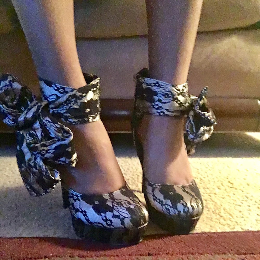 Side Bow Heels!!! - Picture 3 of 8