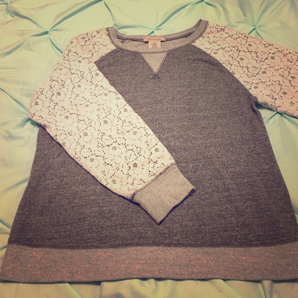 Sweatshirt with lace sleeves.