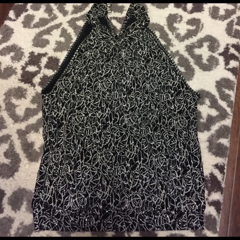 Sleeveless top that bucked in a back on neck