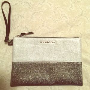 💕Large Victoria's Secret Clutch💕