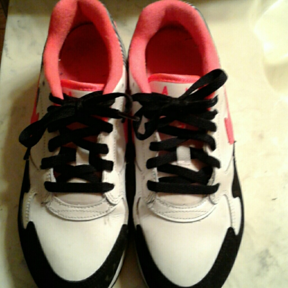 Nike Tennis Shoes