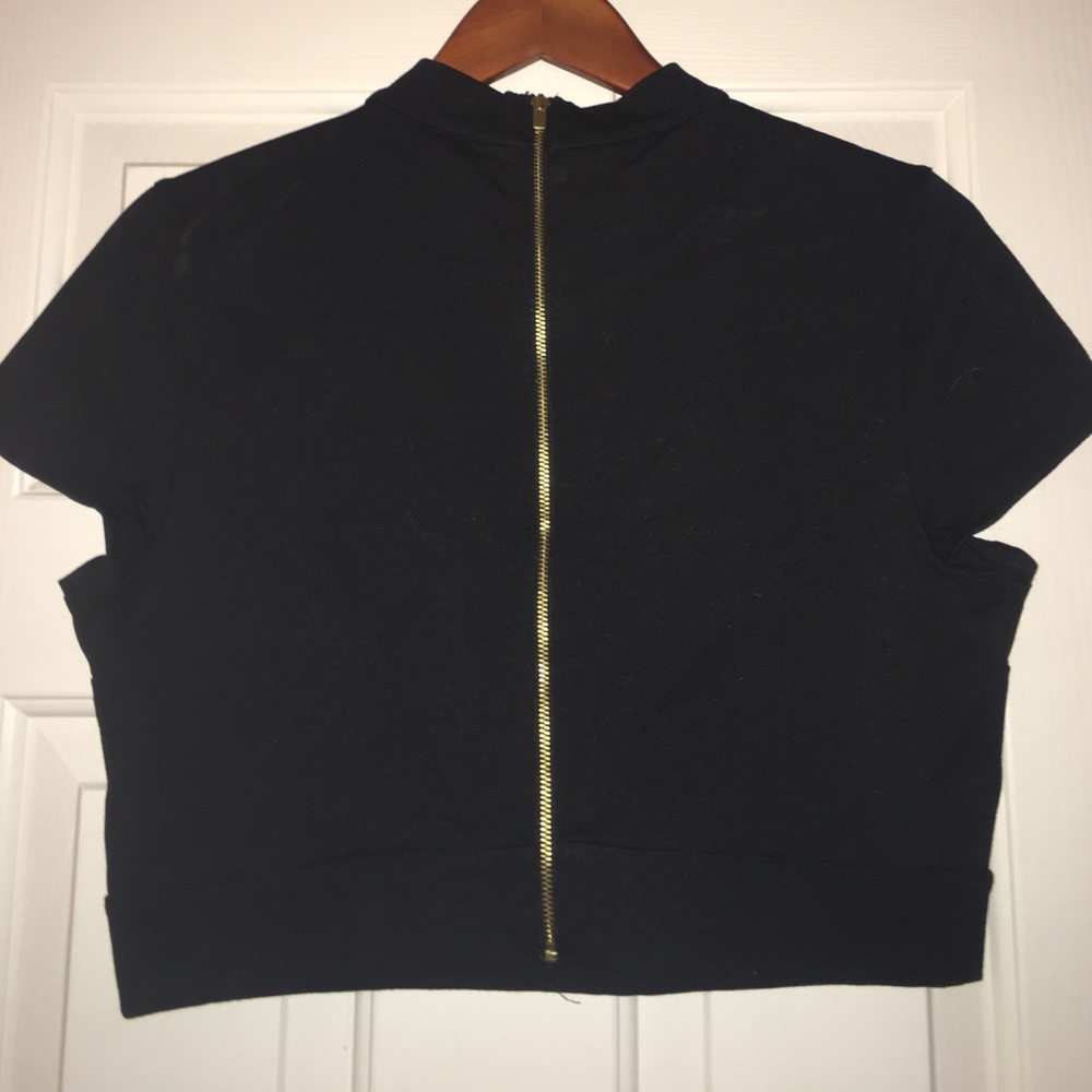 Express black crop top. - Picture 2 of 3