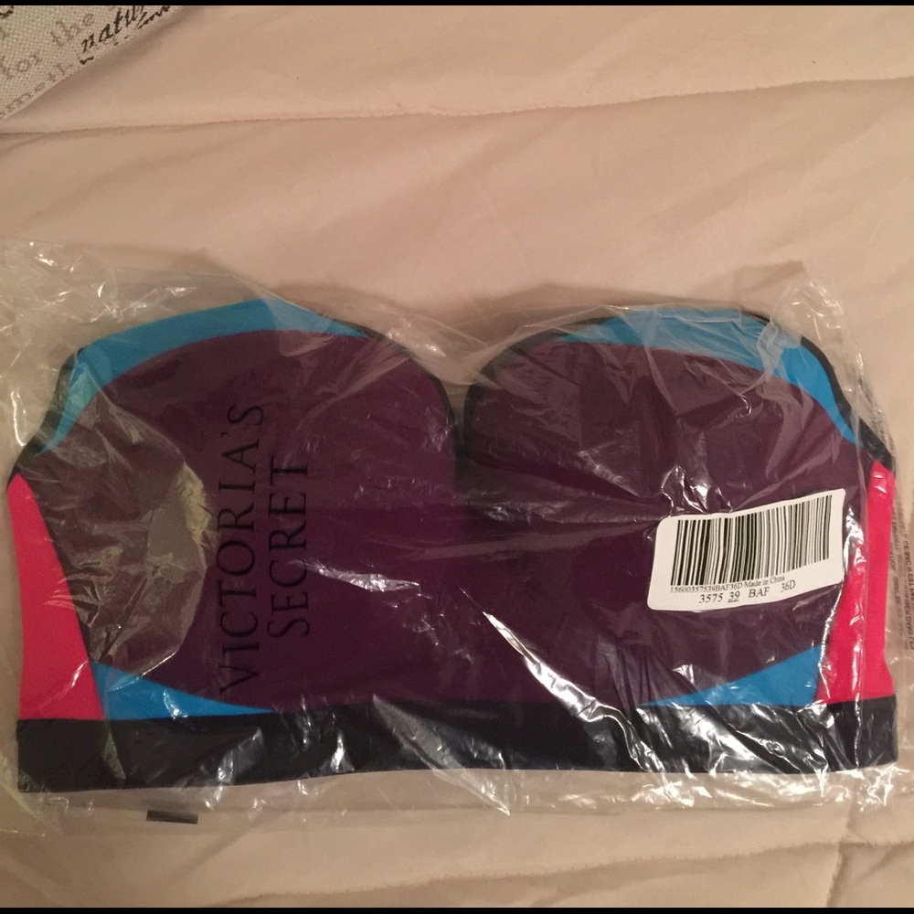 NWT Victoria Secret Incredible Sports Bra