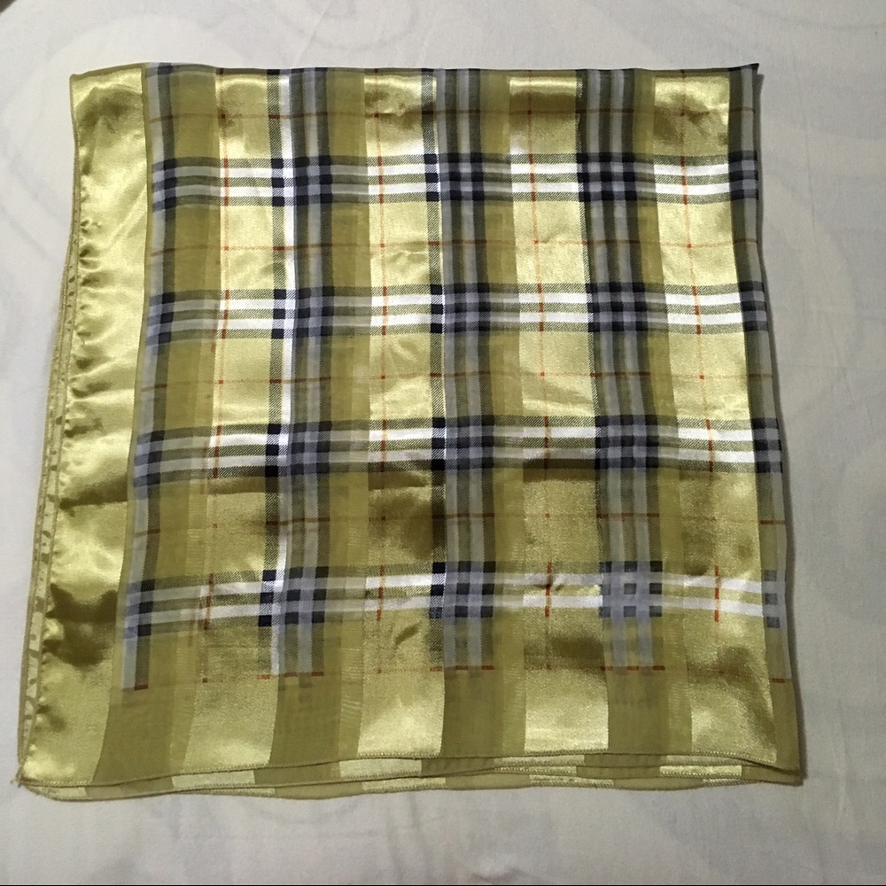 Elegant patterned scarf
