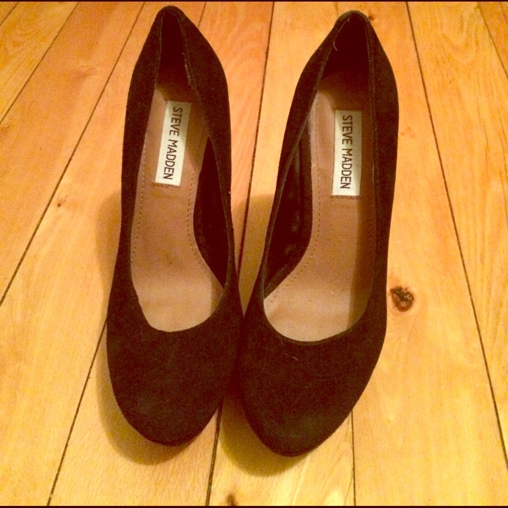 Black closed-toe chunky Steve Madden heel