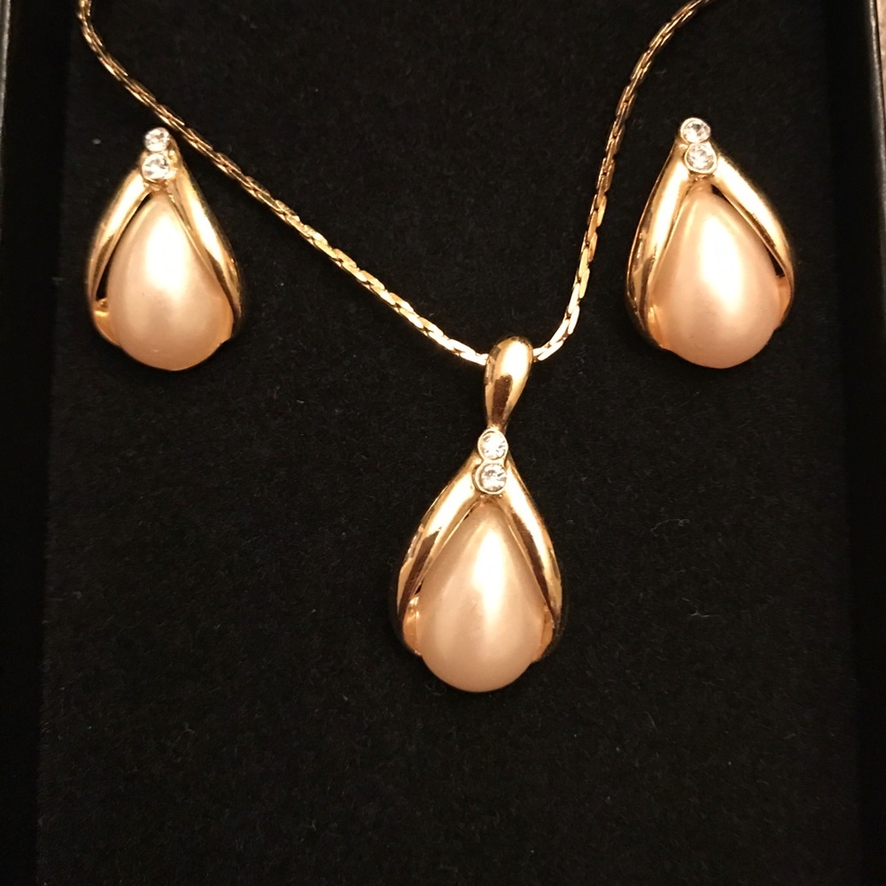 Fancy necklace and earrings set.