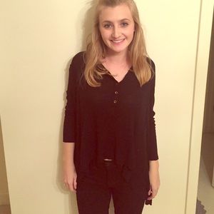 Drapey black high-low top 🌙