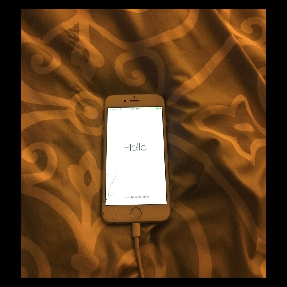 iPhone 6 unlocked crack on the bottom no scratches