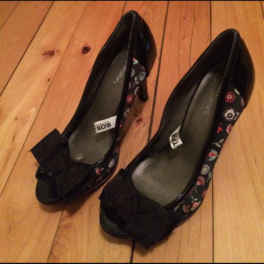 Cute black flowery heel