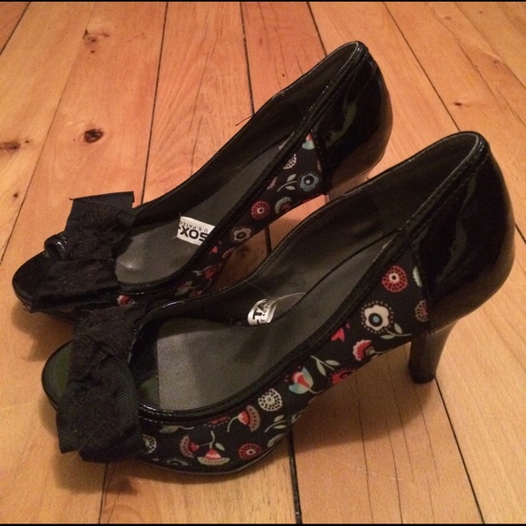 Cute black flowery heel - Picture 2 of 4