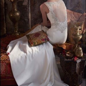 Brand new wedding gown Galina Signature