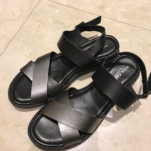 NWOT Mila Paoli Italian sandals- black and pewter