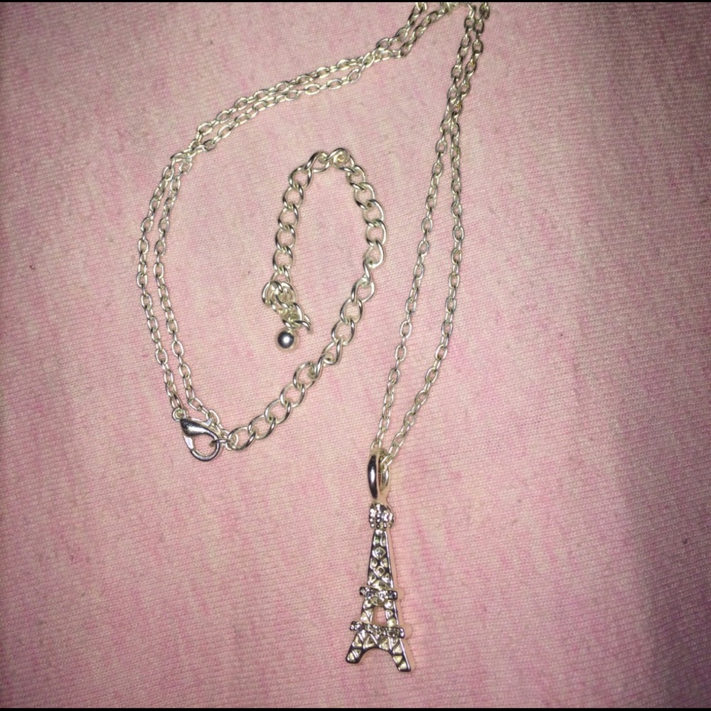 Super cute Eiffel Tower necklace