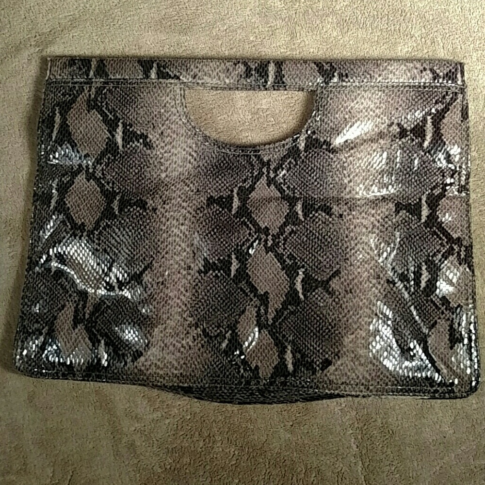 NEW Nine West Black & Gray Snakeskin Clutch - Picture 3 of 6