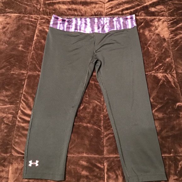 Under armor black crops - Picture 1 of 3