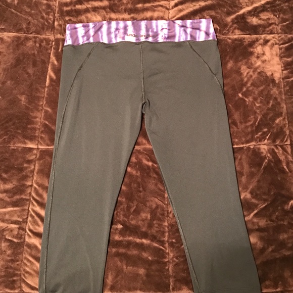 Under armor black crops - Picture 3 of 3
