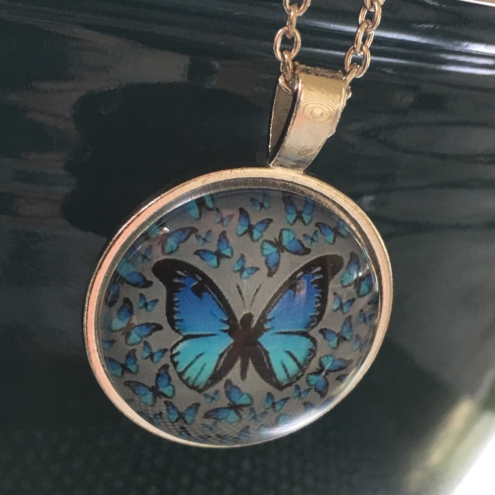 Beautiful butterflies 🦋 on pendant - Picture 3 of 4