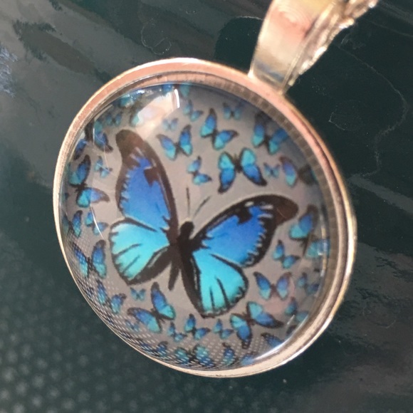 Beautiful butterflies 🦋 on pendant - Picture 4 of 4