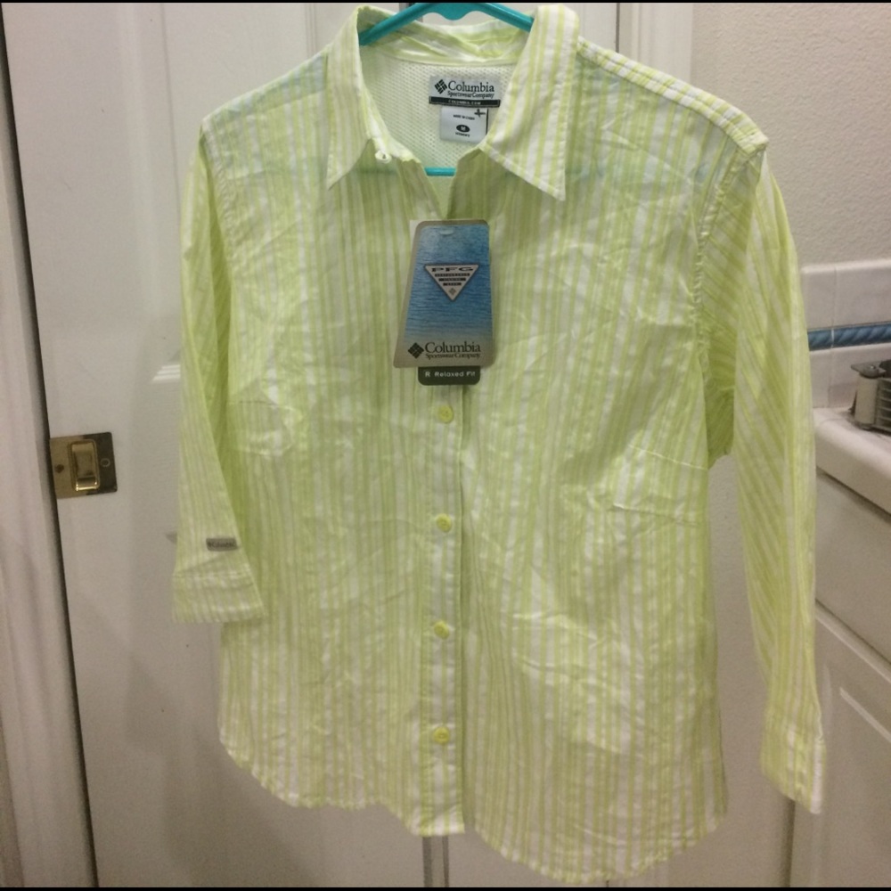 Women Columbia stretch Shirt.