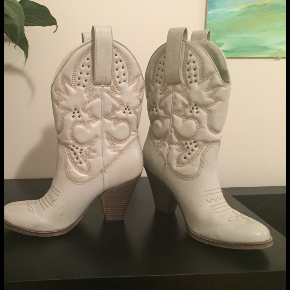 MIA cowgirl boot size 7 (fits like 7-7.5)