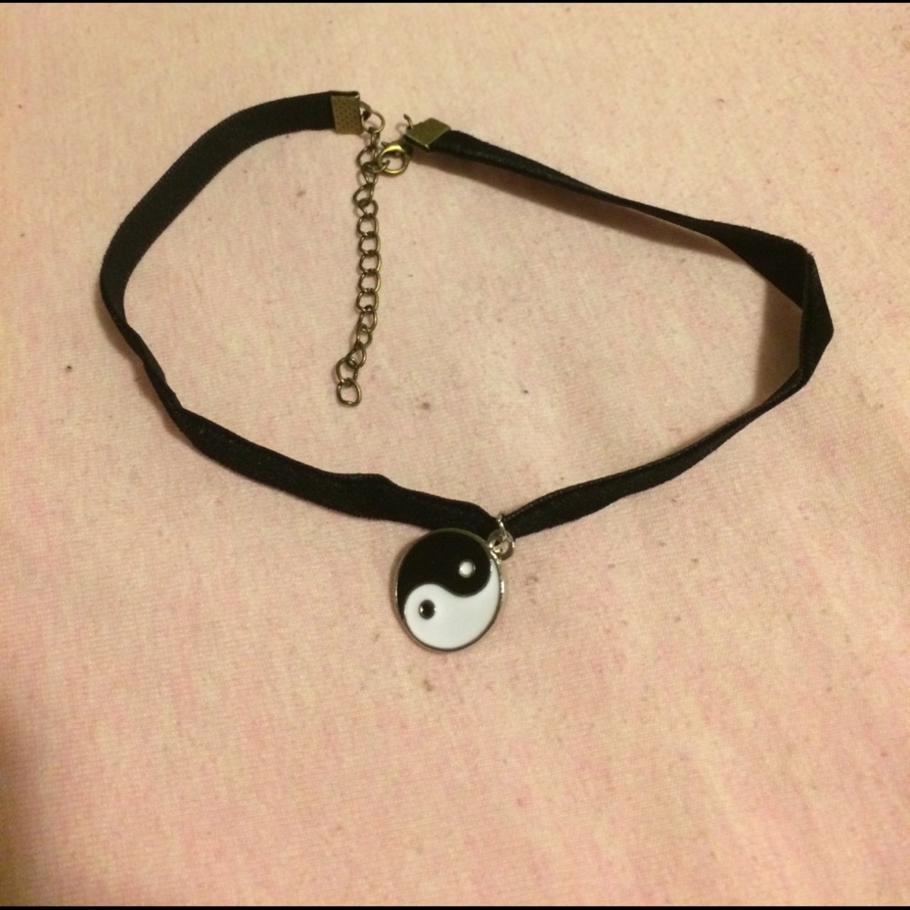 Never worn yin yang choker