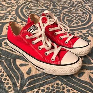 Red converse.