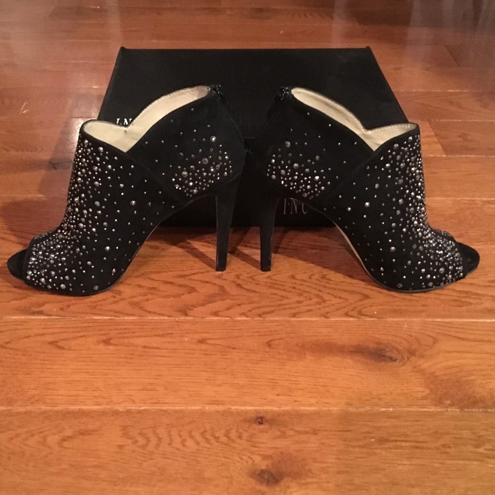 Black heels w/Silver studs- Sparkles ✨