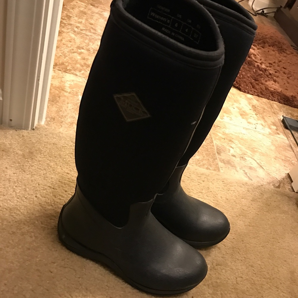Muck boots size 6