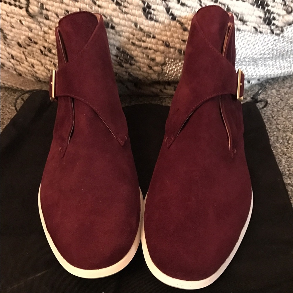 NEVER WORN FITS 8 1/2 Calvin Klein Collection