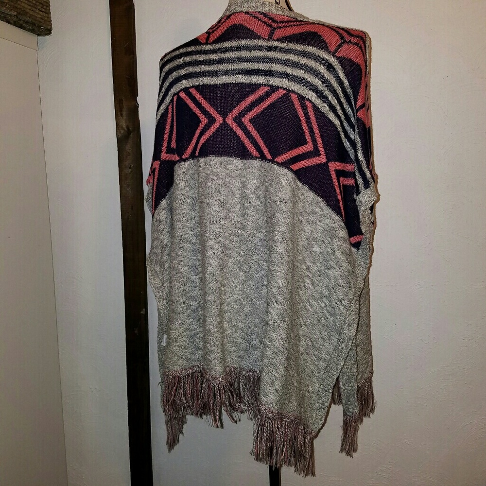 Gray Geometric Patterned Open Poncho Cardigan - Picture 2 of 4