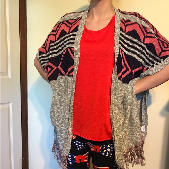 Gray Geometric Patterned Open Poncho Cardigan - Picture 4 of 4