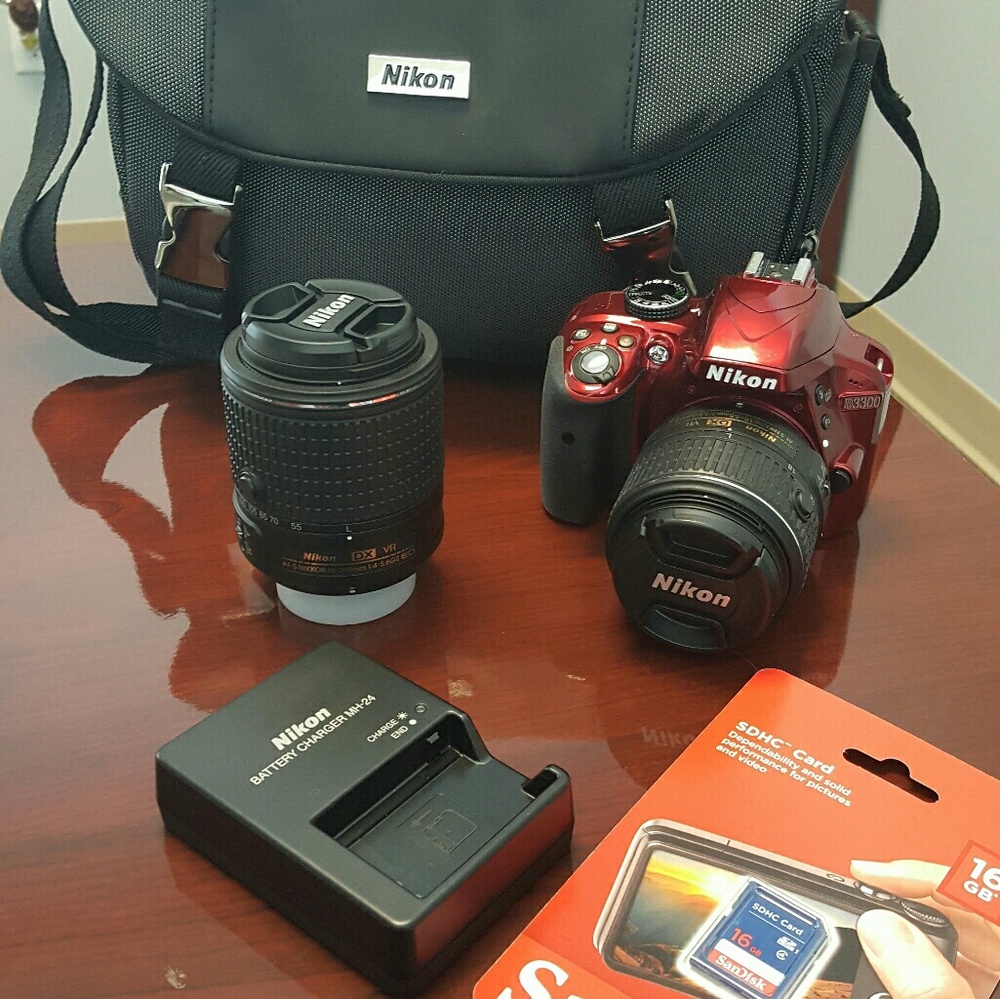 Hi everyone!! I am selling this Nikon DSLR camera