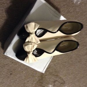 Vintage off white and black pumps