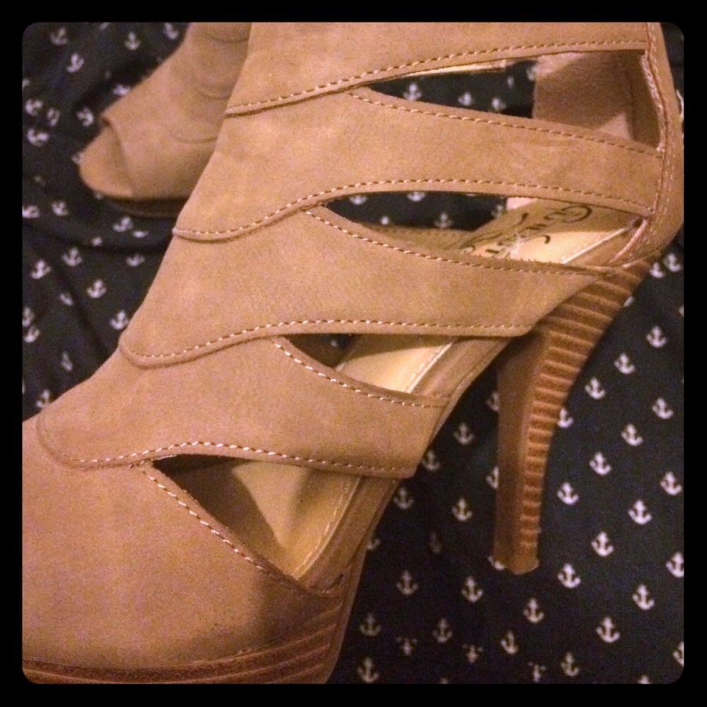 Open toe sandal / booty heel with platform