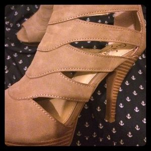 Open toe sandal / booty heel with platform