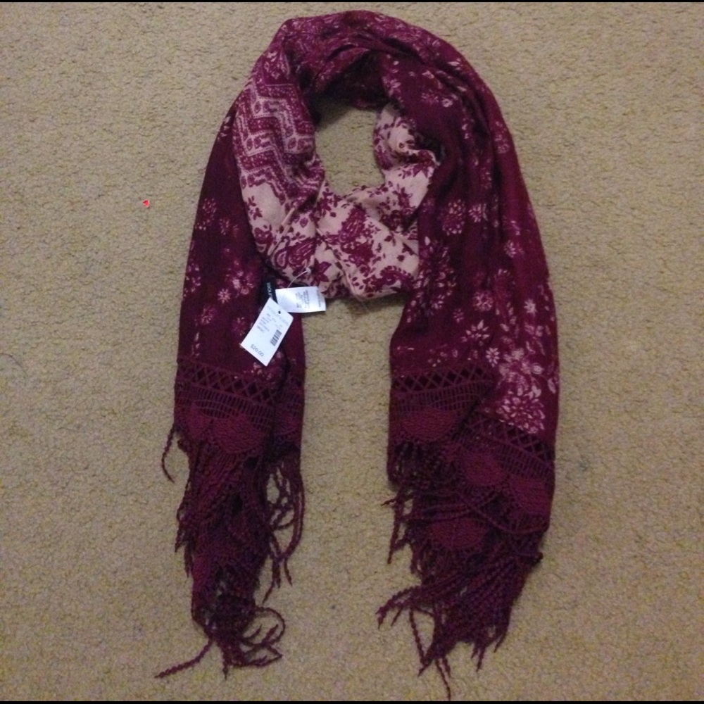 NWT Beautiful Printed Maurices Scarf