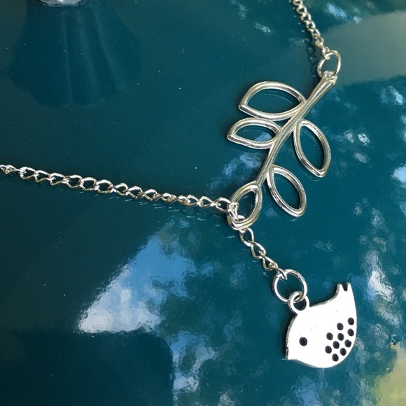 Delicate song bird leaves 🍃 lariat necklace - Picture 2 of 6