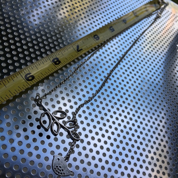 Delicate song bird leaves 🍃 lariat necklace - Picture 3 of 6