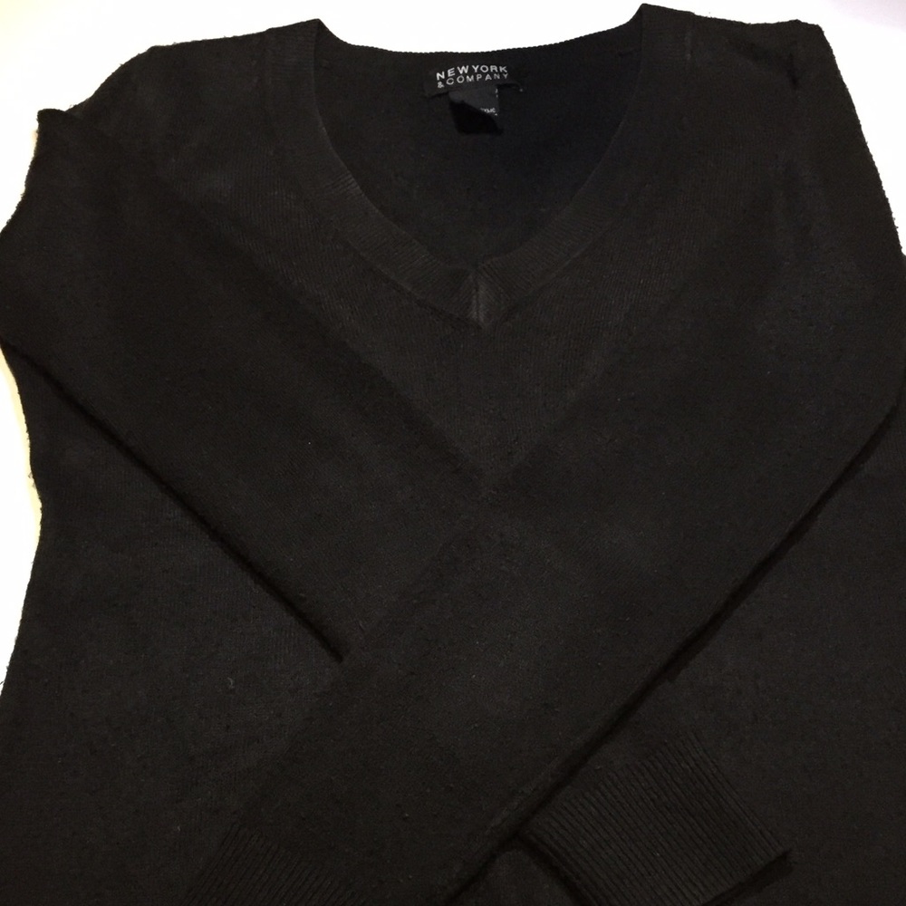 NEWYORK & COMPANY BLACK V-NECK SWEATER XS