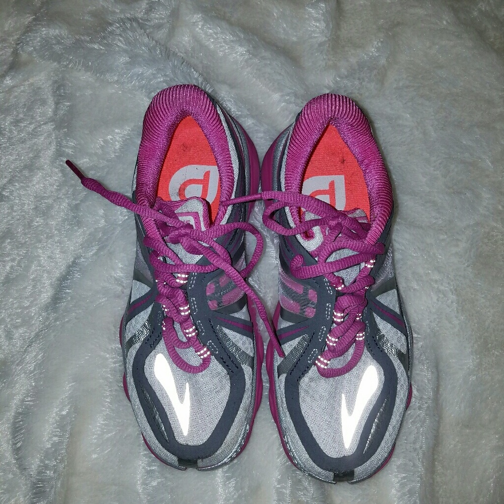 Brooks Pure Codence size 6 tennis shoes
