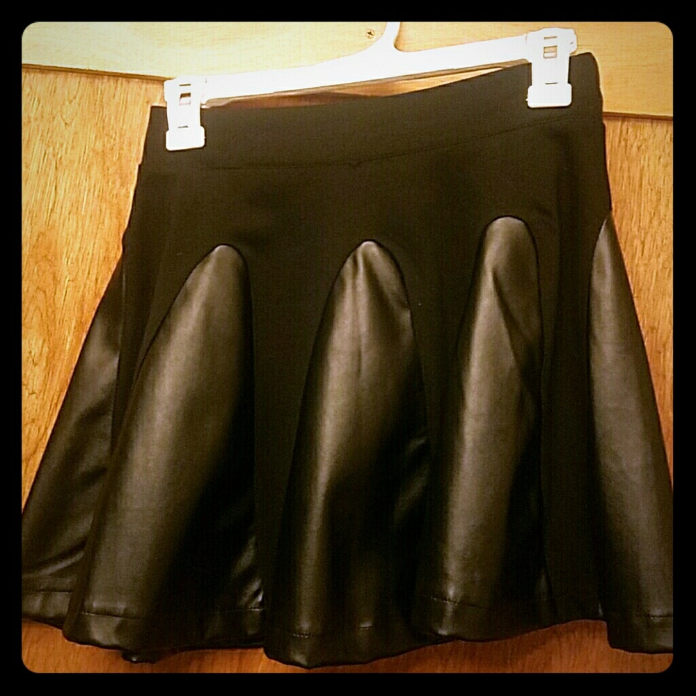 A-line leather pleated skirt