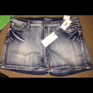 LIGHT WASHED DENIM SHORTS